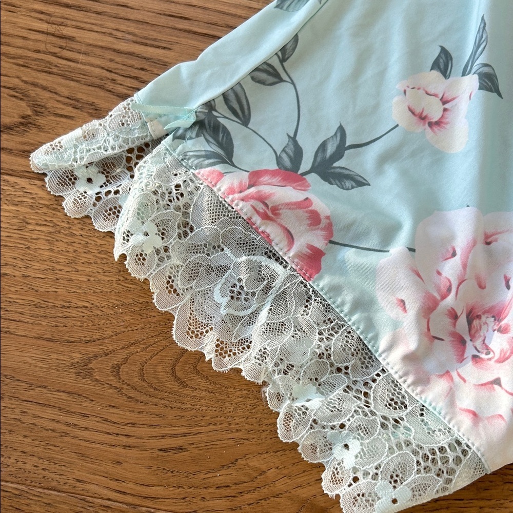 La Vie En Rose Floral Robe - Light green/Blue and Pink size Large - Picture 4 of 6